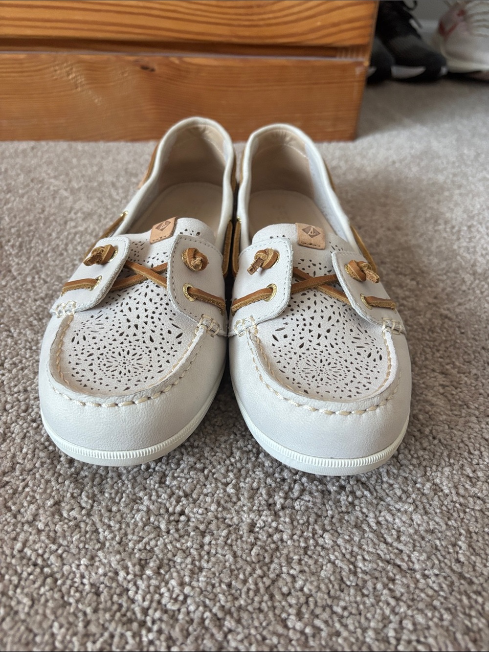 Sperry Women’s Size 7.5 Cream Perforated Leather Boat Shoes with Gold Accents - Picture 7 of 7